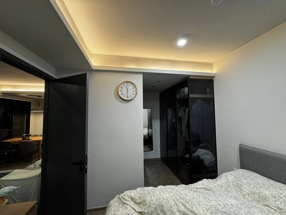 For sale: Chapter Chula-Samyan condo, fully furnished with built-in furniture from the project. Just bring your belongings and move in!