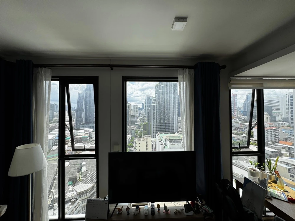 For sale: Chapter Chula-Samyan condo, fully furnished with built-in furniture from the project. Just bring your belongings and move in!