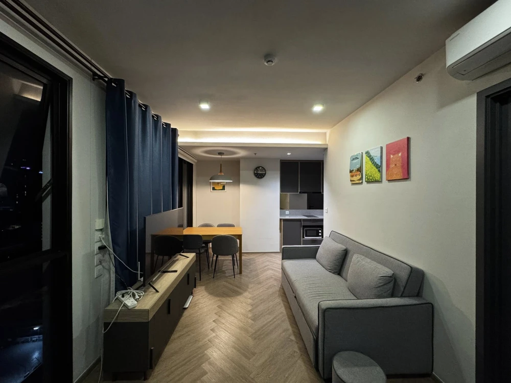 For sale: Chapter Chula-Samyan condo, fully furnished with built-in furniture from the project. Just bring your belongings and move in!