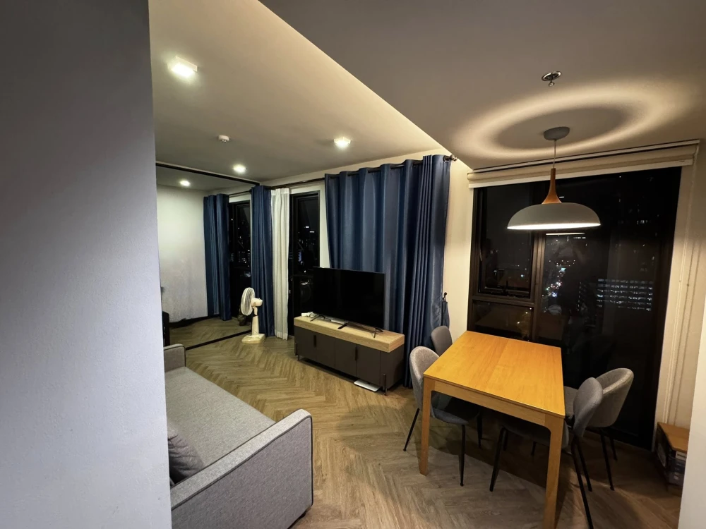 For sale: Chapter Chula-Samyan condo, fully furnished with built-in furniture from the project. Just bring your belongings and move in!