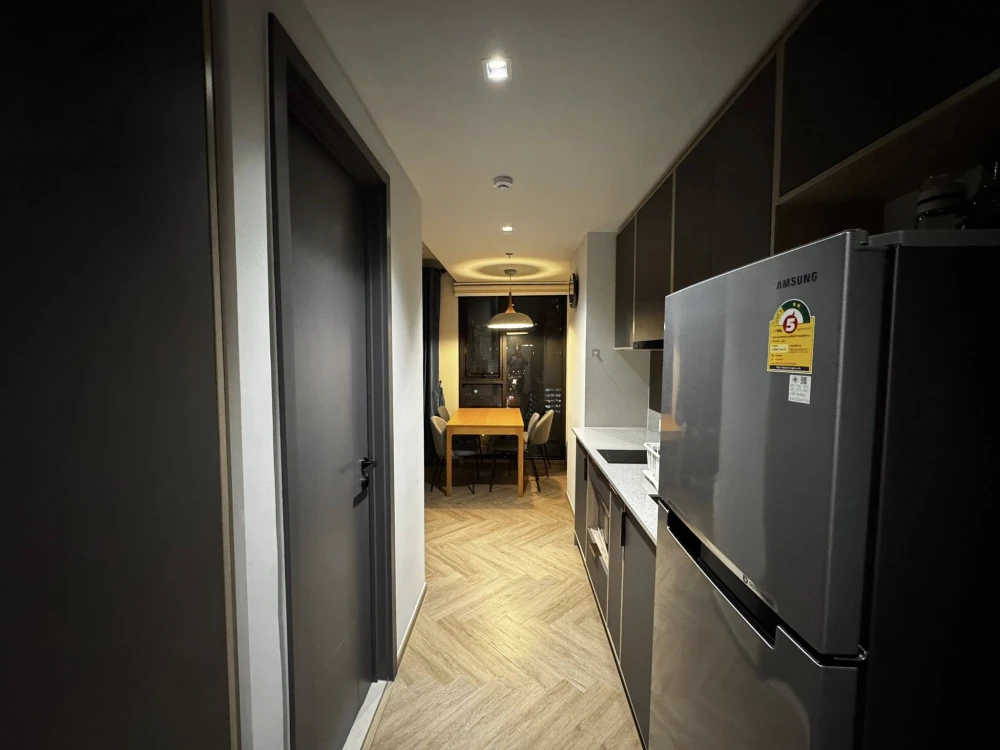 For sale: Chapter Chula-Samyan condo, fully furnished with built-in furniture from the project. Just bring your belongings and move in!
