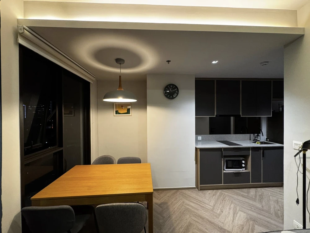 For sale: Chapter Chula-Samyan condo, fully furnished with built-in furniture from the project. Just bring your belongings and move in!