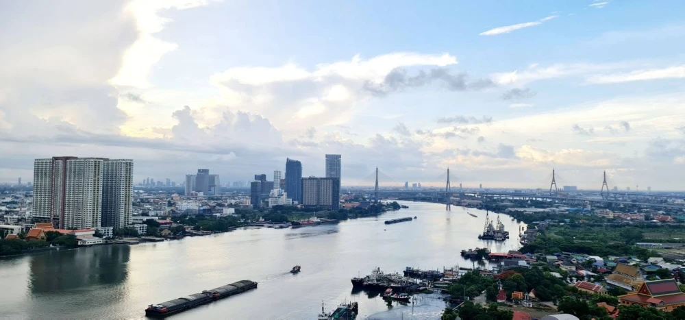 Selling Chapter One Modern Dutch, corner unit, river view, 25th floor. Stunning atmosphere. Book now!