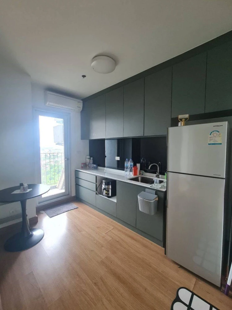 Selling Chapter One Modern Dutch, corner unit, river view, 25th floor. Stunning atmosphere. Book now!