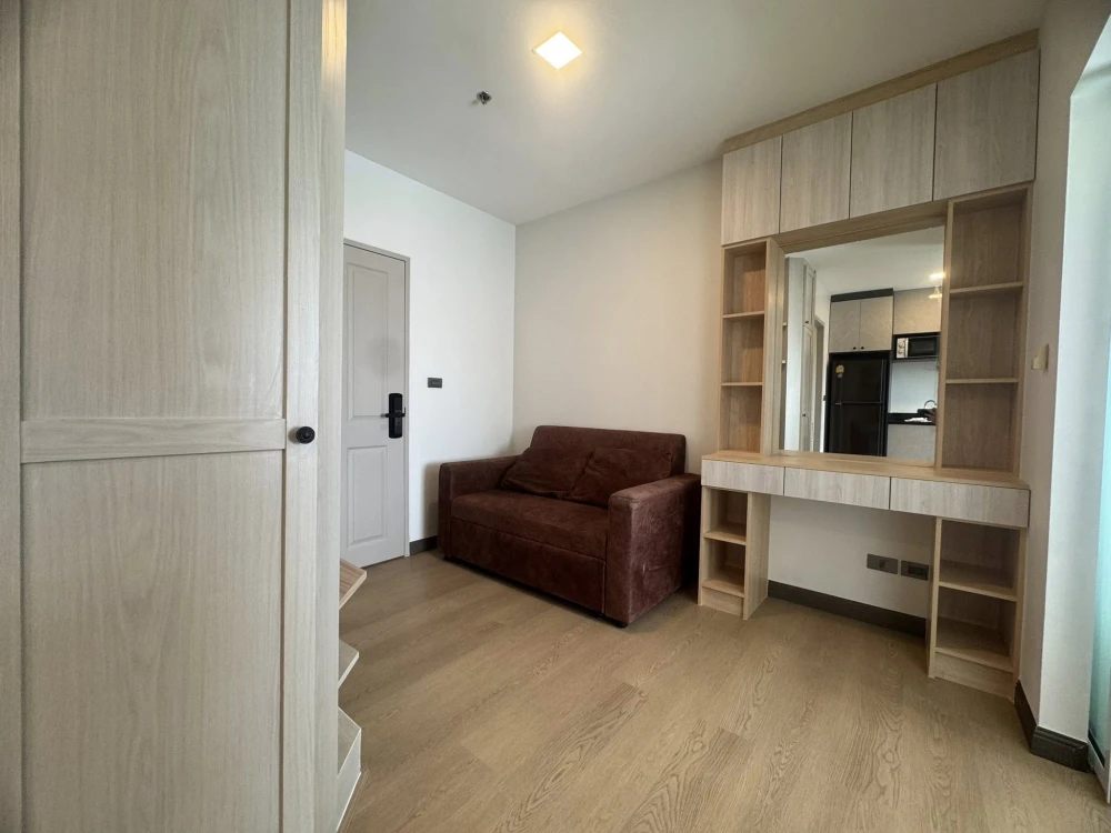For sale: Chapter One Modern Dutch. The room is on a very high floor (31st floor). It gets a great breeze. It's very cool and comfortable. You must re