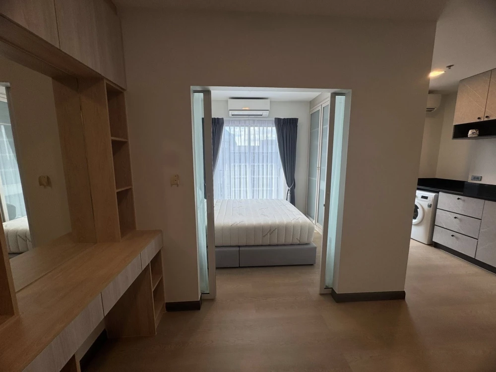 For sale: Chapter One Modern Dutch. The room is on a very high floor (31st floor). It gets a great breeze. It's very cool and comfortable. You must re
