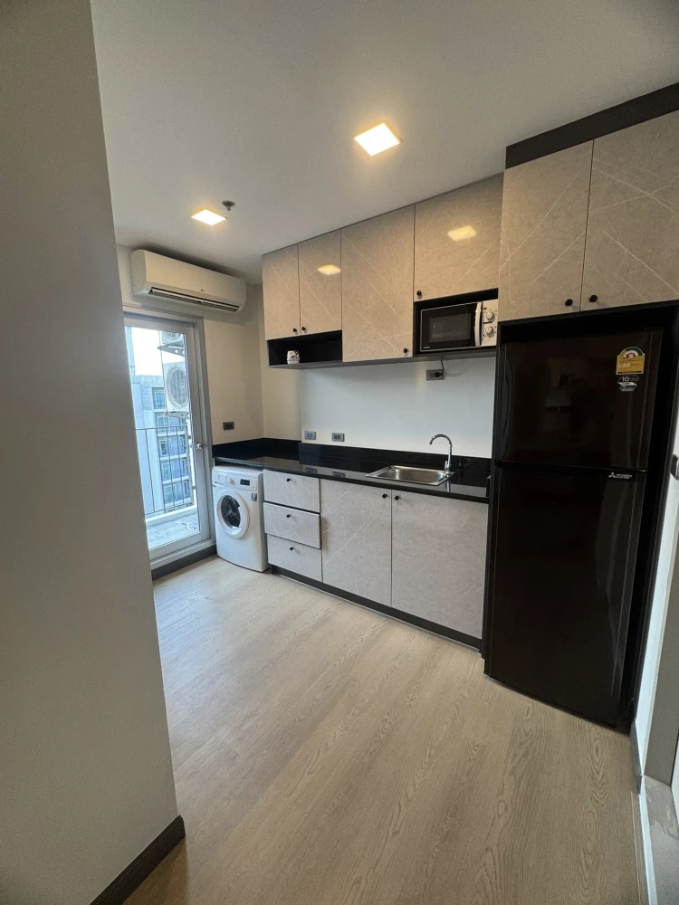 For sale: Chapter One Modern Dutch. The room is on a very high floor (31st floor). It gets a great breeze. It's very cool and comfortable. You must re