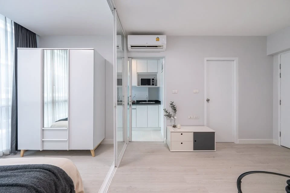 For sale: Max Condominium, Ngamwongwan, 4th floor, Building 1. Spacious and comfortable unit, no cramped feeling. Don't miss out!