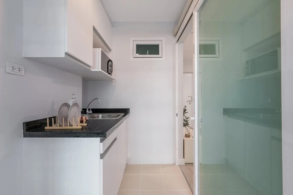 For sale: Max Condominium, Ngamwongwan, 4th floor, Building 1. Spacious and comfortable unit, no cramped feeling. Don't miss out!
