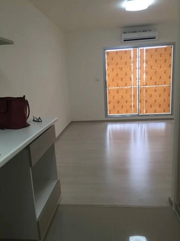 Selling a studio apartment at Aspire Ladprao 113. It's clean, bright, and allows for personalized decoration. Book now!