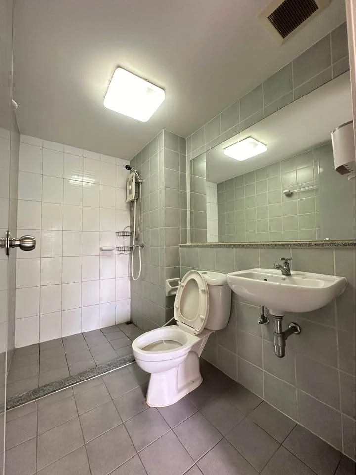For sale, for rent, Aspire Sathorn-Taksin Brick Zone, very good room view, simply decorated, with good quality leather sofas and full facilities, don'