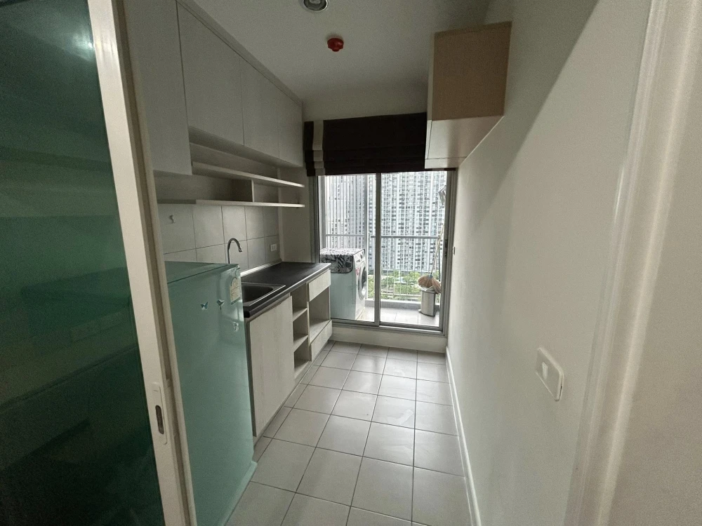For sale rent : Aspire Sathorn-Tha Phra with quality built-in furniture, great view, great atmosphere. I must say you must book.