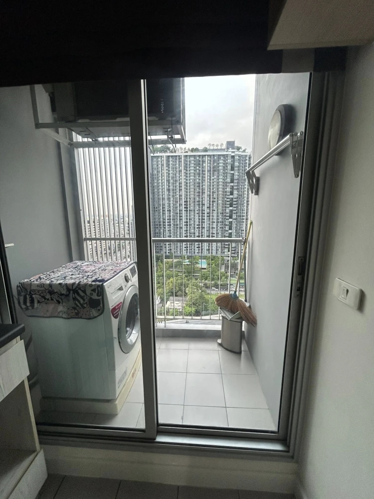 For sale rent : Aspire Sathorn-Tha Phra with quality built-in furniture, great view, great atmosphere. I must say you must book.