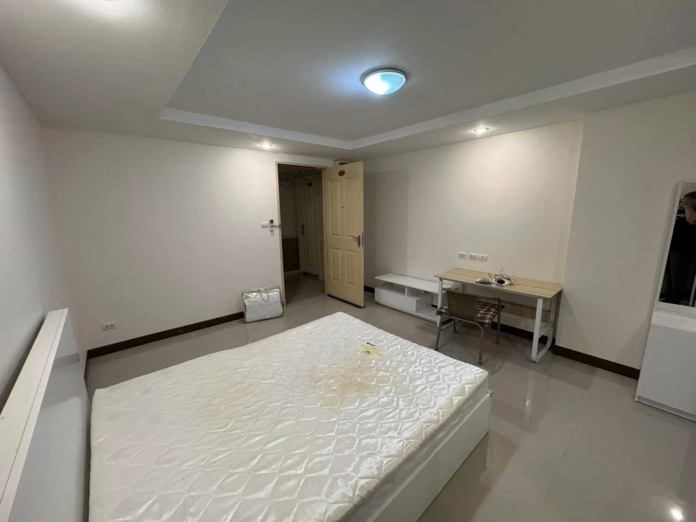 For sale: Happy Condo Ratchada 18, studio room, fully furnished, great value, hurry and book now!