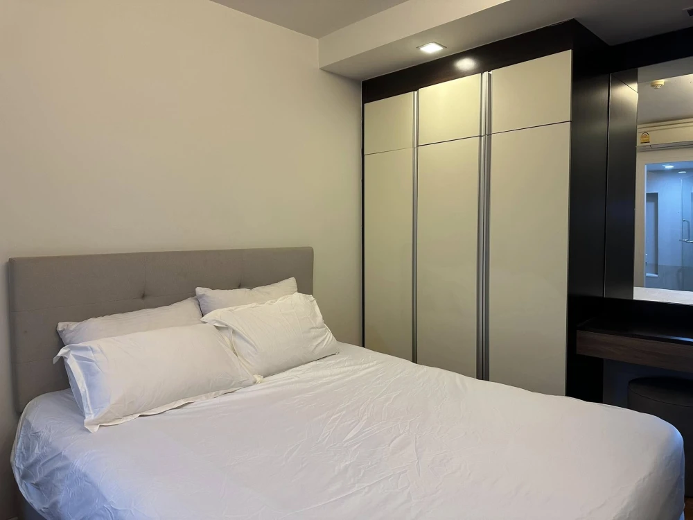 For sale: Focus at Ploenchit, fully furnished, with quality built-in wardrobes. Reserve now, get it first.