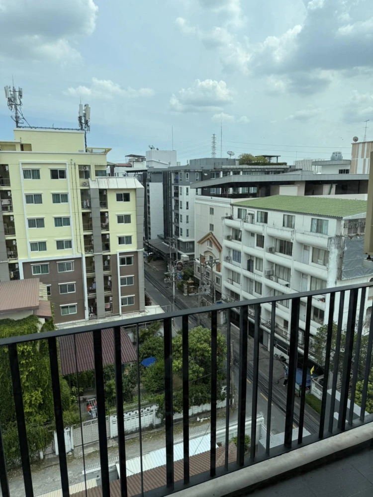 For sale: Modiz Ladprao 18, 8th floor (top floor) with rooftop/sky level, fully furnished, ready to move in.