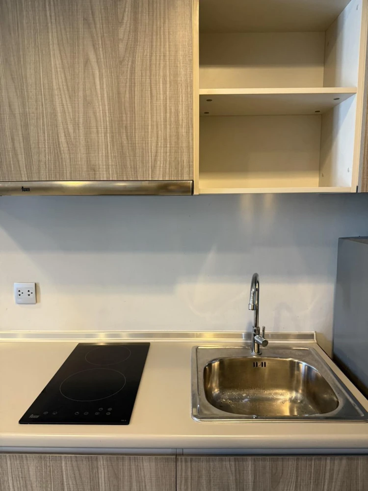 For sale: Modiz Ladprao 18, 8th floor (top floor) with rooftop/sky level, fully furnished, ready to move in.