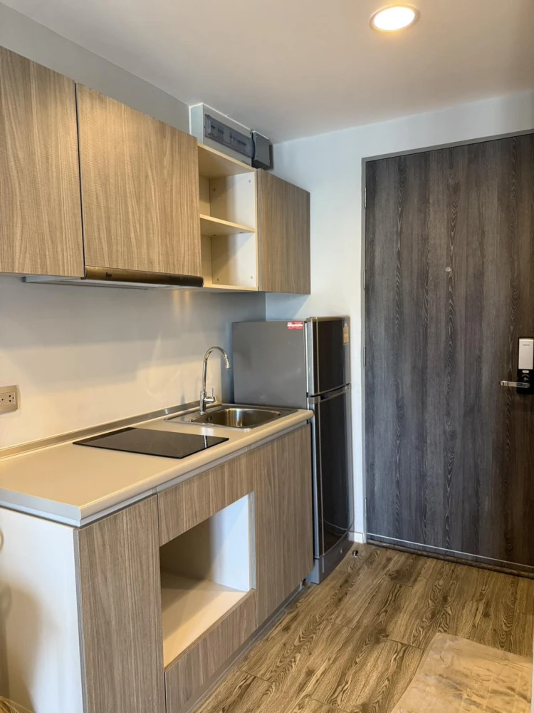 For sale: Modiz Ladprao 18, 8th floor (top floor) with rooftop/sky level, fully furnished, ready to move in.