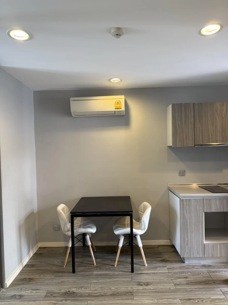 For sale: Modiz Ladprao 18, 8th floor (top floor) with rooftop/sky level, fully furnished, ready to move in.