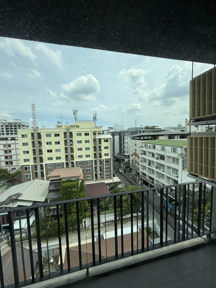 For sale: Modiz Ladprao 18, 8th floor (top floor) with rooftop/sky level, fully furnished, ready to move in.
