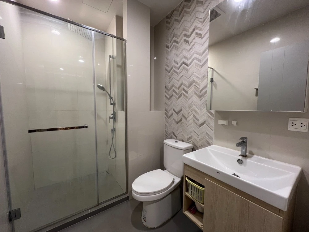 For sale: Oka House Sukhumvit 36, high floor, large room, partitioned, simply decorated, hurry and come be the owner, urgent.