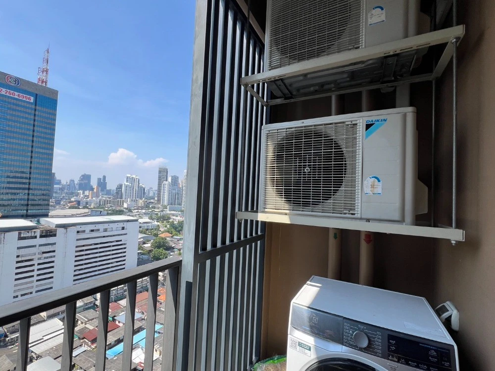 For sale: Oka House Sukhumvit 36, high floor, large room, partitioned, simply decorated, hurry and come be the owner, urgent.