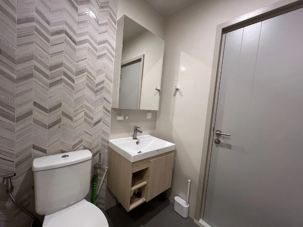 For sale: Oka House Sukhumvit 36, high floor, large room, partitioned, simply decorated, hurry and come be the owner, urgent.