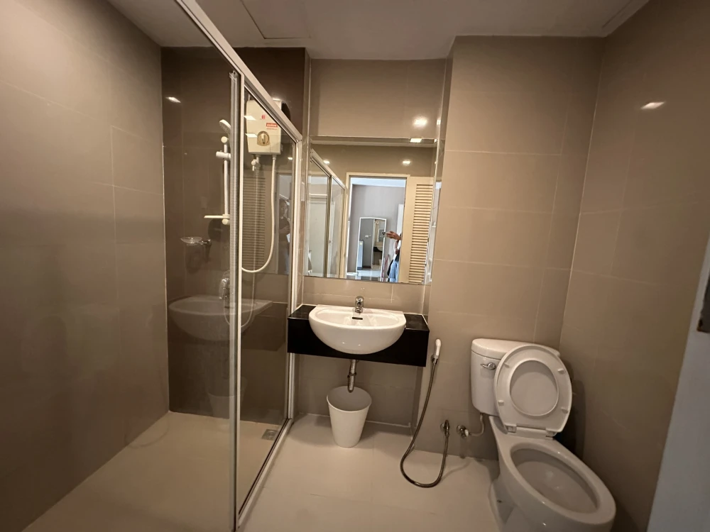 Sell and rent Airlink Residences Romklao, fully furnished room Super big screen TV. Cheap price. Don't miss out.