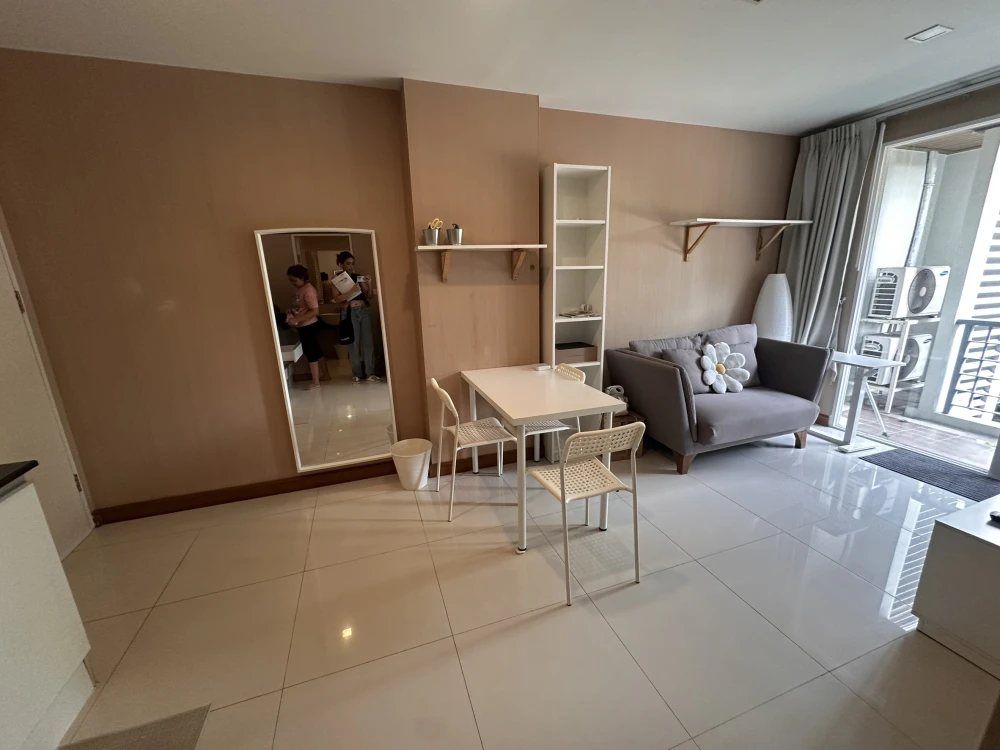 Sell and rent Airlink Residences Romklao, fully furnished room Super big screen TV. Cheap price. Don't miss out.