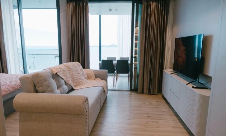 For sale, for rent, AROM WONGAMAT, 27th floor, sea view, fully furnished, nice to live in, hurry and reserve now, don't wait.