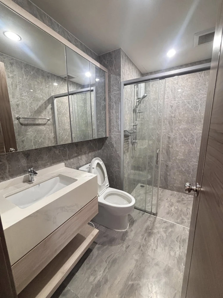 For sale or rent: Artisan Ratchada, 7th floor. Right after exiting the elevator, you'll find it! No need to walk far. Spacious room. Book now!