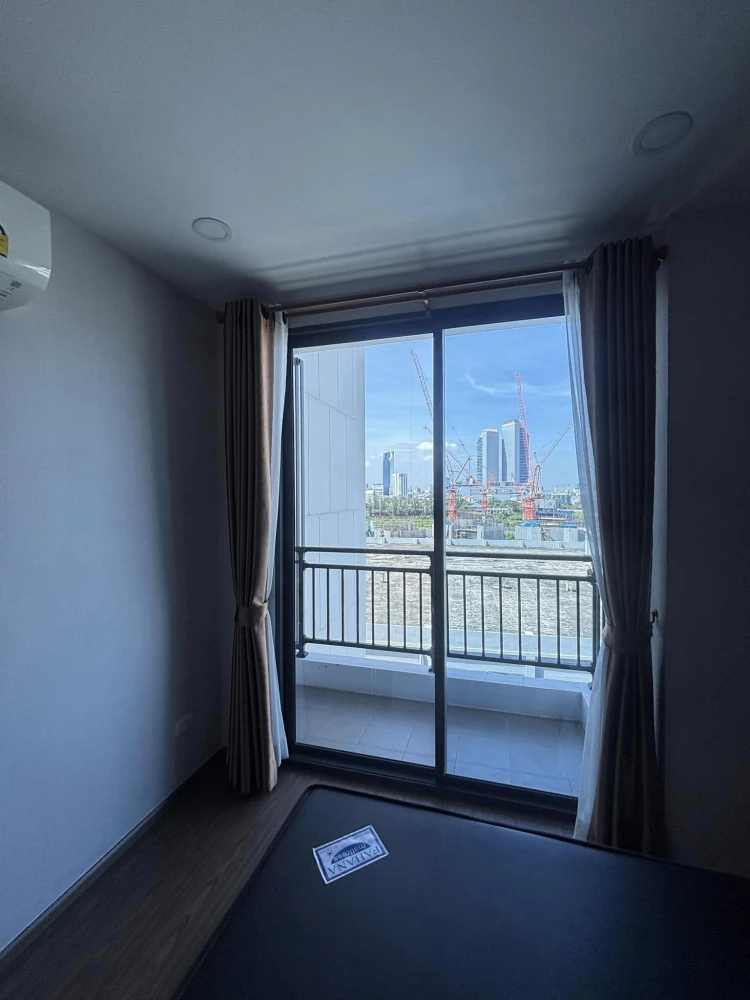 For sale or rent: Artisan Ratchada, 7th floor. Right after exiting the elevator, you'll find it! No need to walk far. Spacious room. Book now!