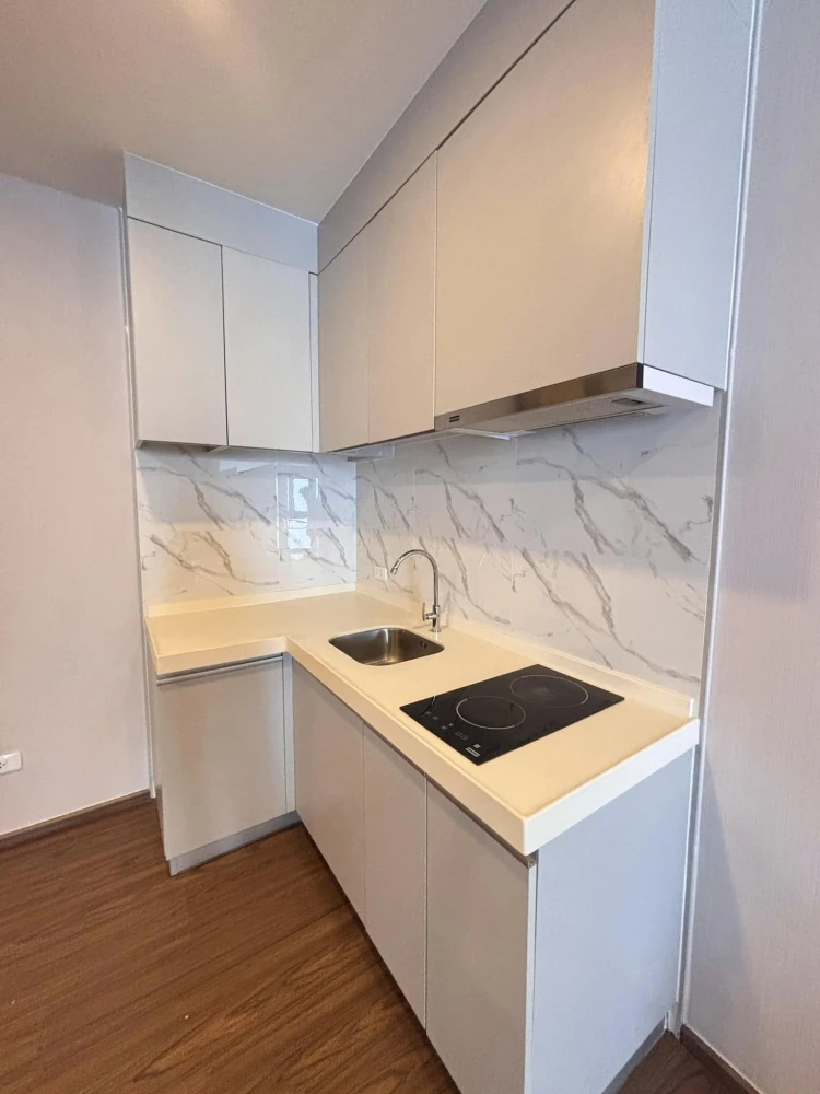 For sale or rent: Artisan Ratchada, 7th floor. Right after exiting the elevator, you'll find it! No need to walk far. Spacious room. Book now!