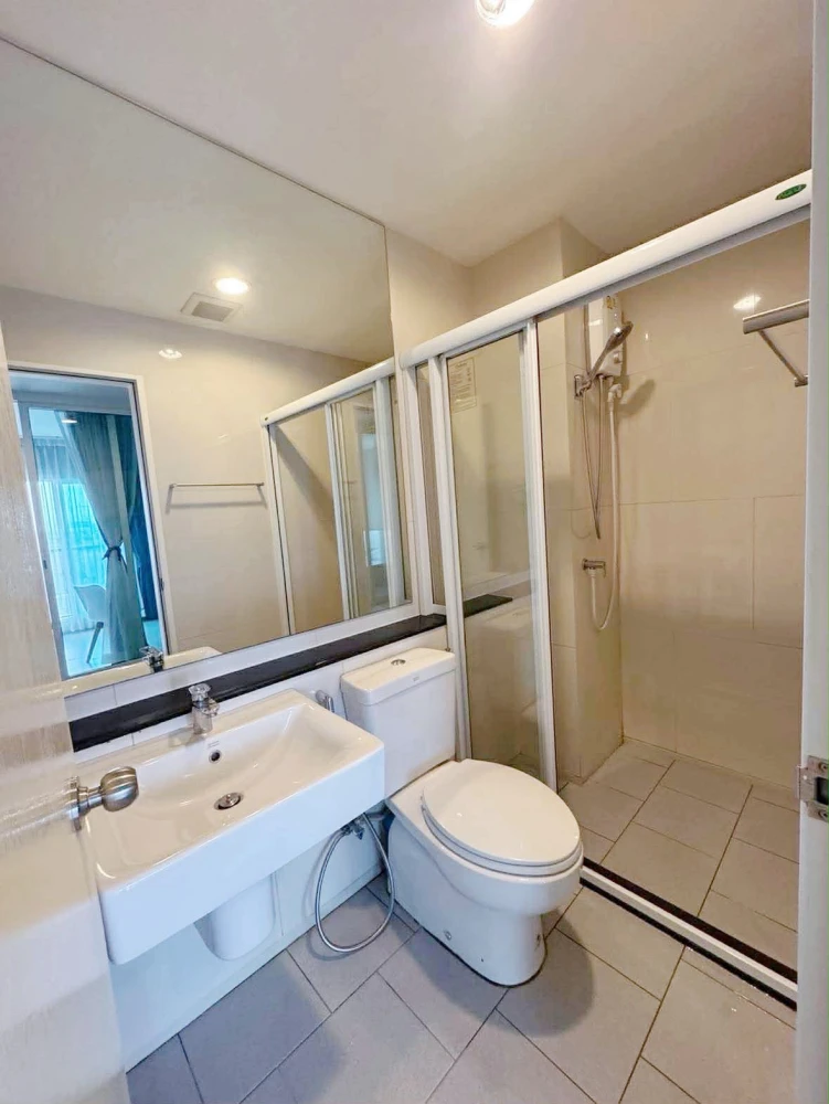 For sale or rent: Aspire Erawan, a ready-to-move-in condo with easy access to the city. 1 bedroom, 1 multipurpose room. Book now!