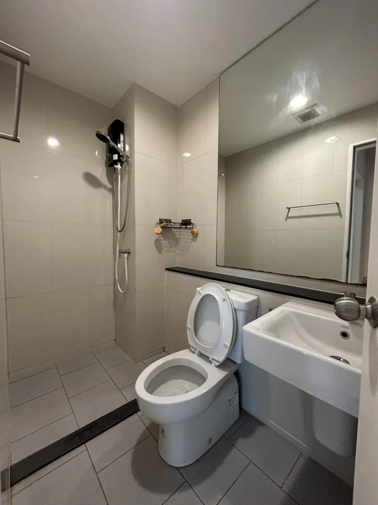 For sale or rent: ASPIRE Erawan, corner room, not crowded, good location, comes with complete furniture and appliances. Reserve now!