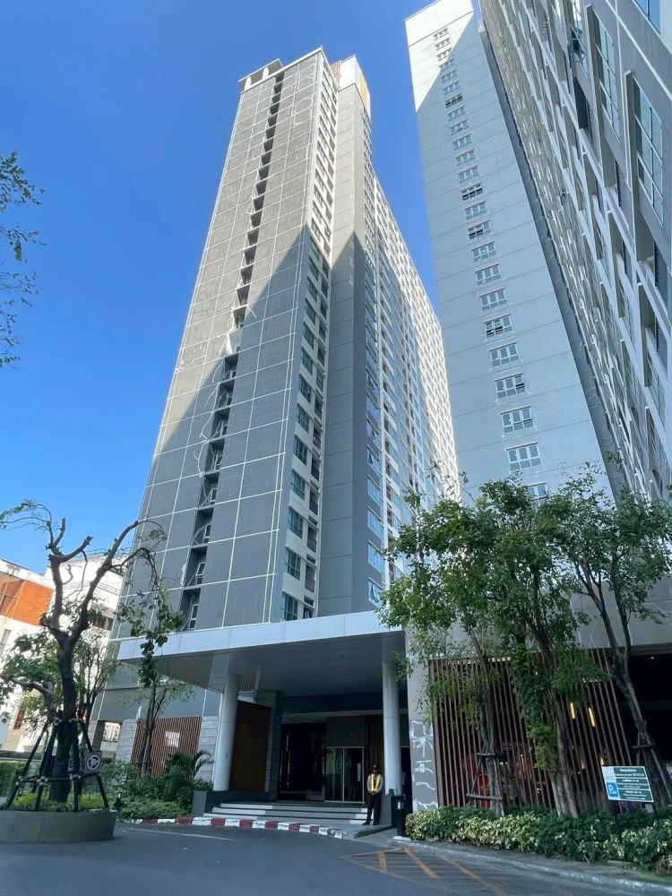 For sale or rent: Aspire Ngamwongwan, a lovely, fully furnished apartment. Book now! Don't miss out!