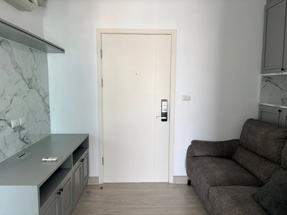 For sale or rent: Aspire Ngamwongwan, corner unit, less crowded, fully furnished, high floor with unblocked view. Don't miss out!