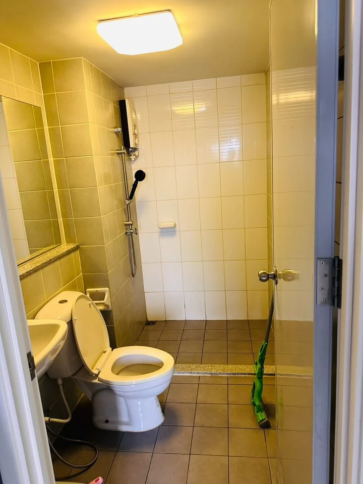 For sale or rent: Aspire Sathorn-Taksin (Brick Zone) studio apartment. Great location, convenient transportation, fully furnished. Don't miss out!