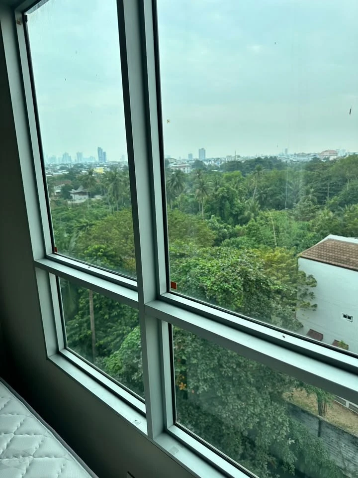 For sale or rent: Aspire Sathorn-Taksin (Brick Zone) studio apartment. Great location, convenient transportation, fully furnished. Don't miss out!