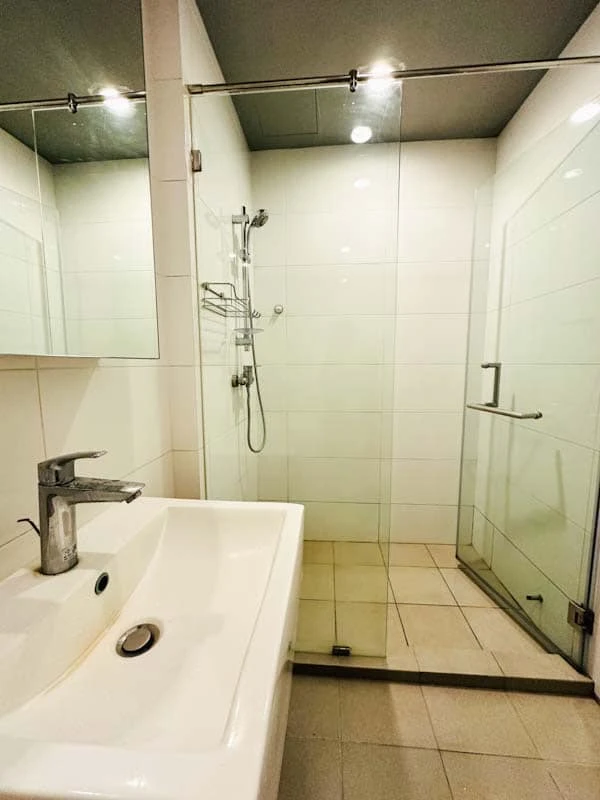 For sale, for rent BLOCS 77, very good condition, has built-in cabinets for additional storage, view of the super chill swimming pool, don't miss it.