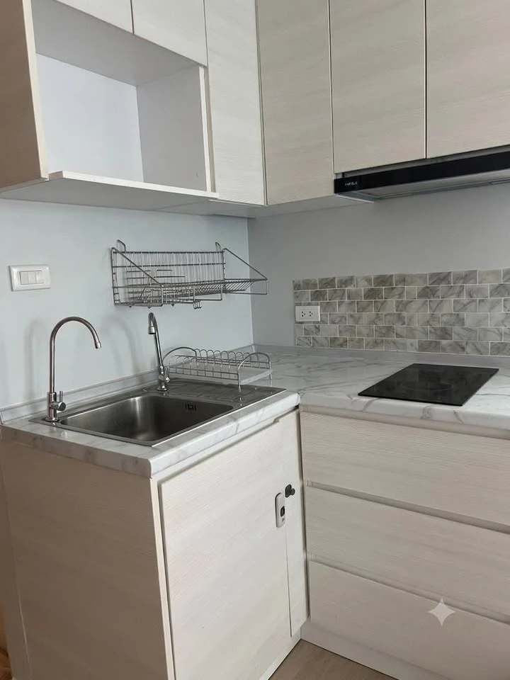 For sale or rent: Champs Elysees Tiwanon. Large, comfortable unit with ample living space and complete amenities. Book now!