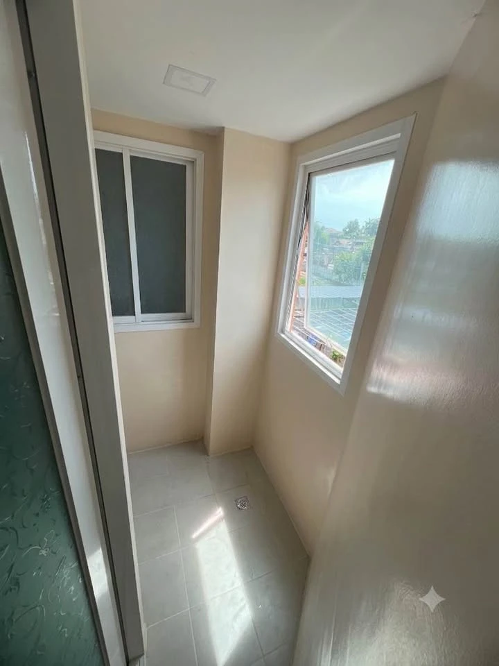 For sale or rent: Champs Elysees Tiwanon. Large, comfortable unit with ample living space and complete amenities. Book now!