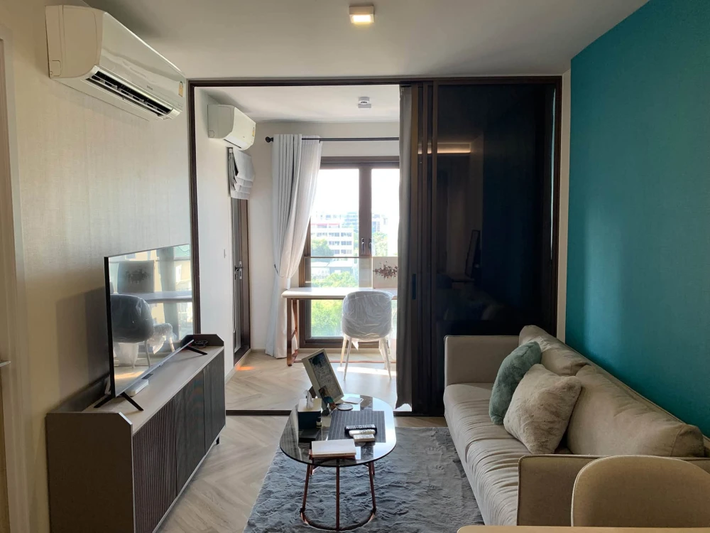 For sale or rent: Chapter Thonglor 25, corner unit offering privacy and spacious living area, fully furnished. Book now!