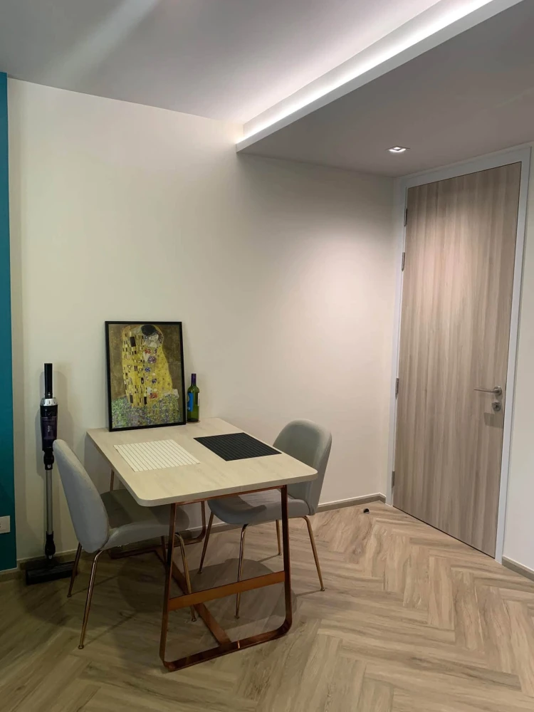 For sale or rent: Chapter Thonglor 25, corner unit offering privacy and spacious living area, fully furnished. Book now!