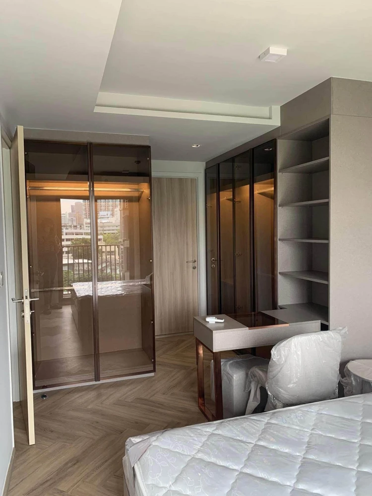 For sale or rent: Chapter Thonglor 25, corner unit offering privacy and spacious living area, fully furnished. Book now!