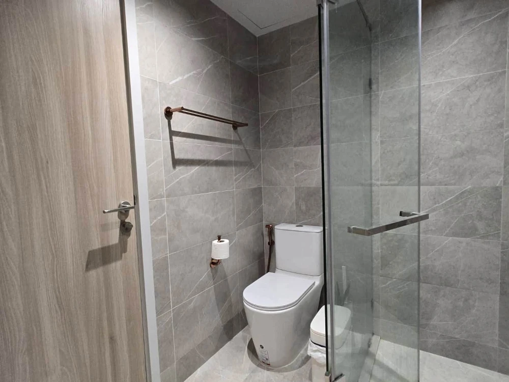 For sale or rent: Chapter Thonglor 25, corner unit offering privacy and spacious living area, fully furnished. Book now!