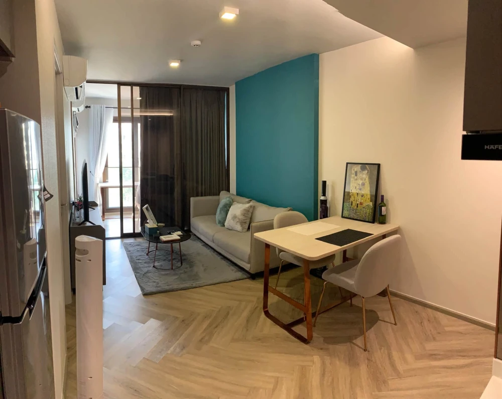 For sale or rent: Chapter Thonglor 25, corner unit offering privacy and spacious living area, fully furnished. Book now!