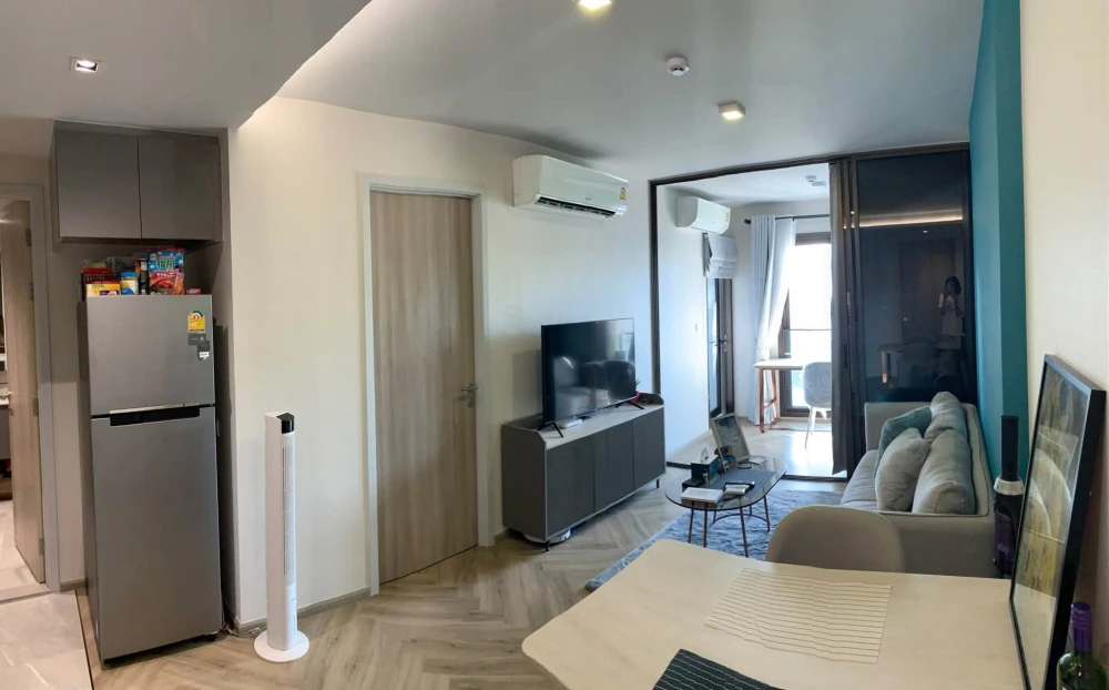 For sale or rent: Chapter Thonglor 25, corner unit offering privacy and spacious living area, fully furnished. Book now!