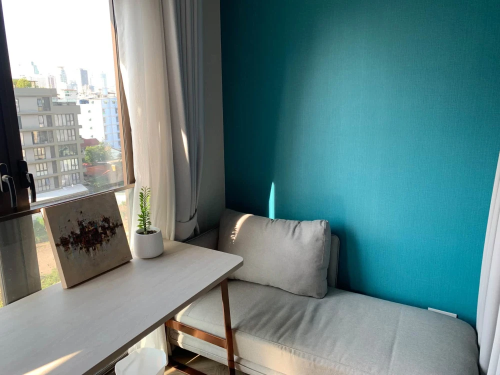 For sale or rent: Chapter Thonglor 25, corner unit offering privacy and spacious living area, fully furnished. Book now!