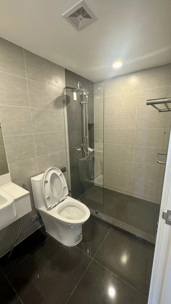 For sale or rent: CYBIQ Rama 9-Ramkhamhaeng 24, spacious room, comfortable living, pets allowed, fully furnished, reserve now!